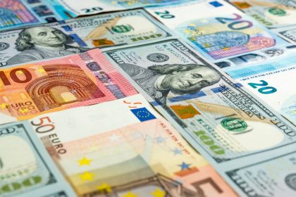 dollar-index-swings-as-iran-tensions-weigh