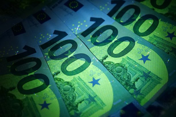 eurusd-falls-as-dollar-gains