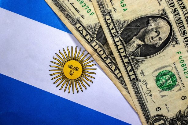 argentina-allows-banks-to-expand-dollar-lending