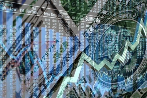 dollar-falls-as-markets-await-fed-minutes